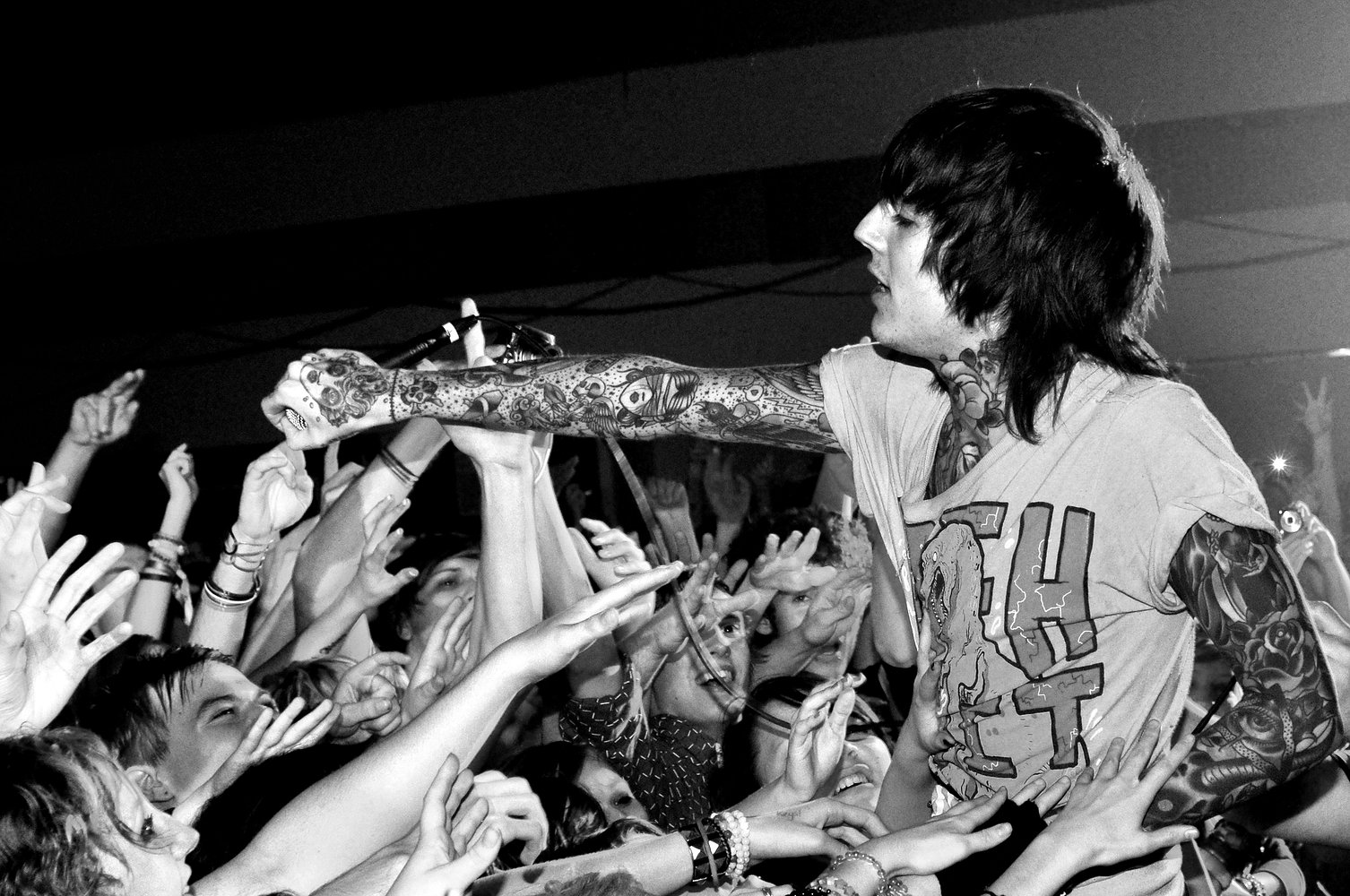 Oli Sykes brings back Bring Me The Horizon's deathcore screams during  Shadow Moses performance